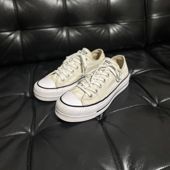 Converse Women’s Chuck Taylor All Star Lift Low Tops in White/Off White/Black - Picture 2 of 15